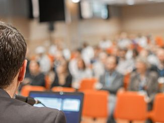 Präsentieren mit PowerPoint. Foto: Mike Fouque / Adobe Stock