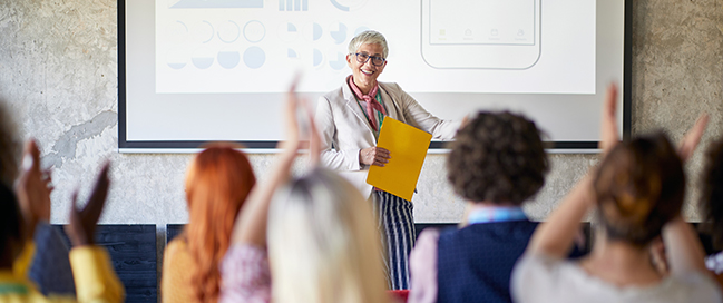 Präsentieren mit PowerPoint. Foto: luckybusiness / Adobe Stock
