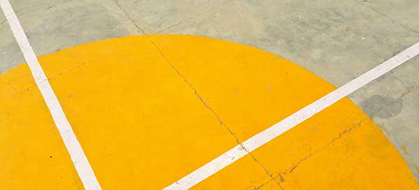 Farbige Markierung in einem Basketballfeld