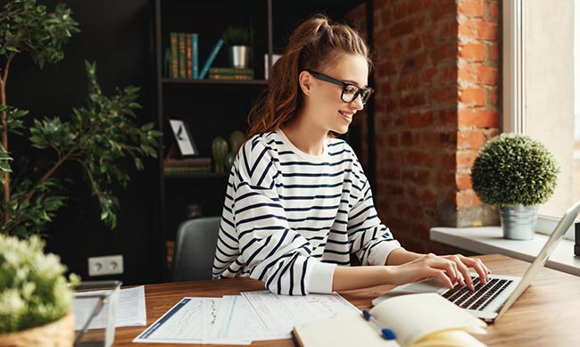 Auch im Homeoffice an Nachhaltigkeit denken. Foto: JenkoAtaman/ stock.adobe.com